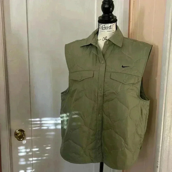 Nike women’s puffer sleeveless - Picture 1 of 9